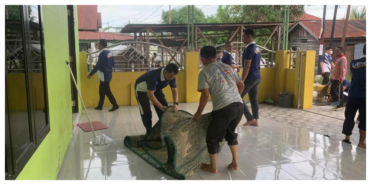 Kalapas bersama personil Lapas Tanjung Balai bersihkan Musholla Nurul Ihsan sambut bulan suci Ramadhan 1447 Hijriah. (Realitasonline.id/Dok)