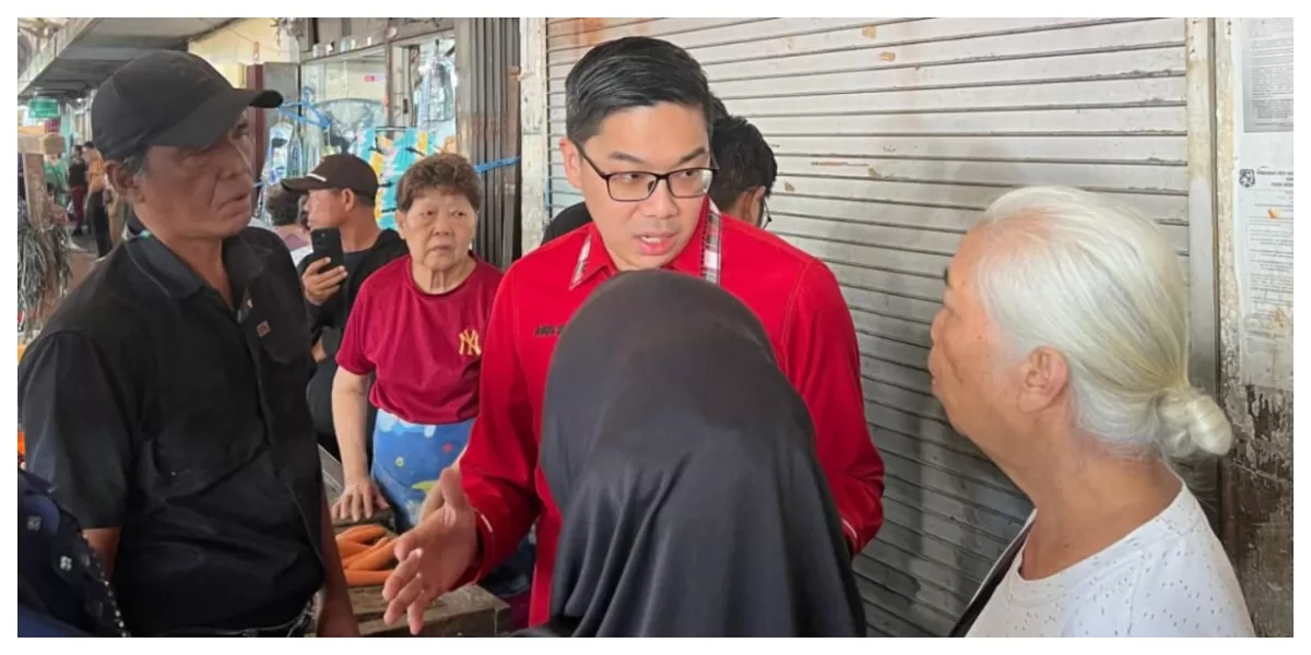 Anggota Komisi III DPRD Medan Agus Setiawan berdialog dengan pedagang. (Realitasonline.id/Dok)