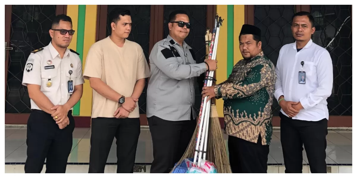 Kepala Rutan klas IIB Tarutung Evan Yudha Putra Sembiring didampingi jajarannya saat menyerahkan alat kebersihan kepada pengurus Masjid. (Realitas online.id/AS)