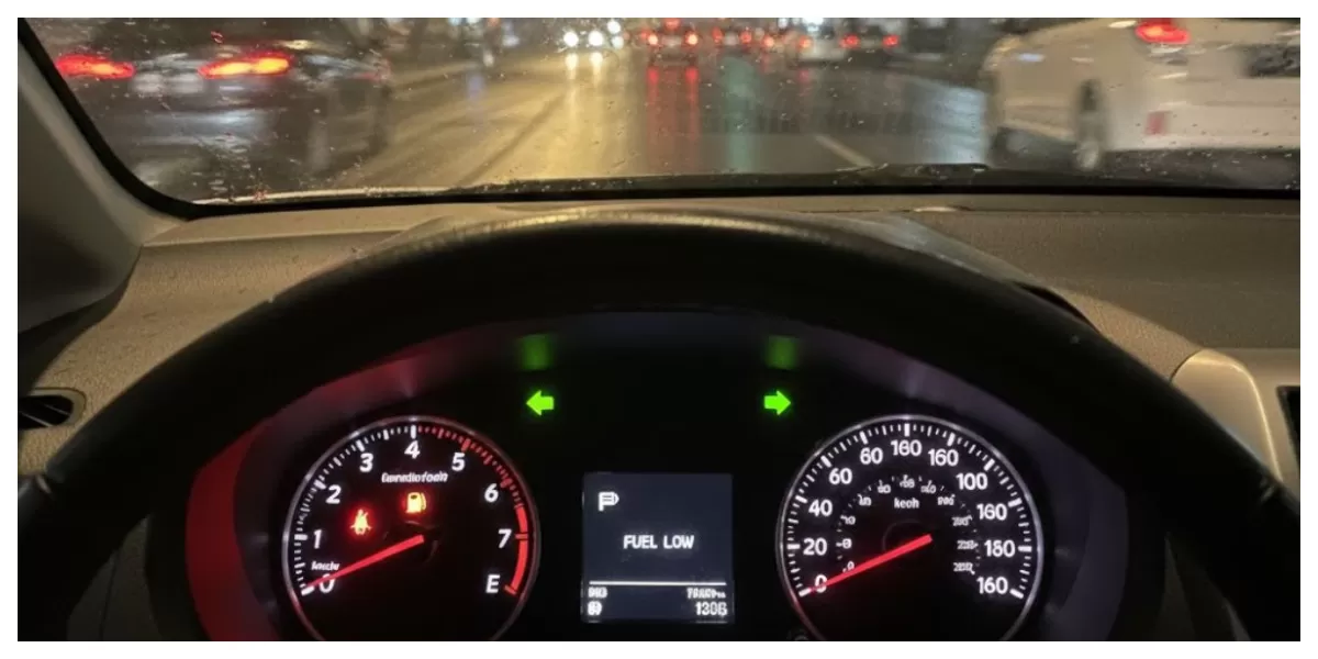 Keterangan foto: Ilustrasi indikator bensin mobil kosong (Realitasonline/ Canva)