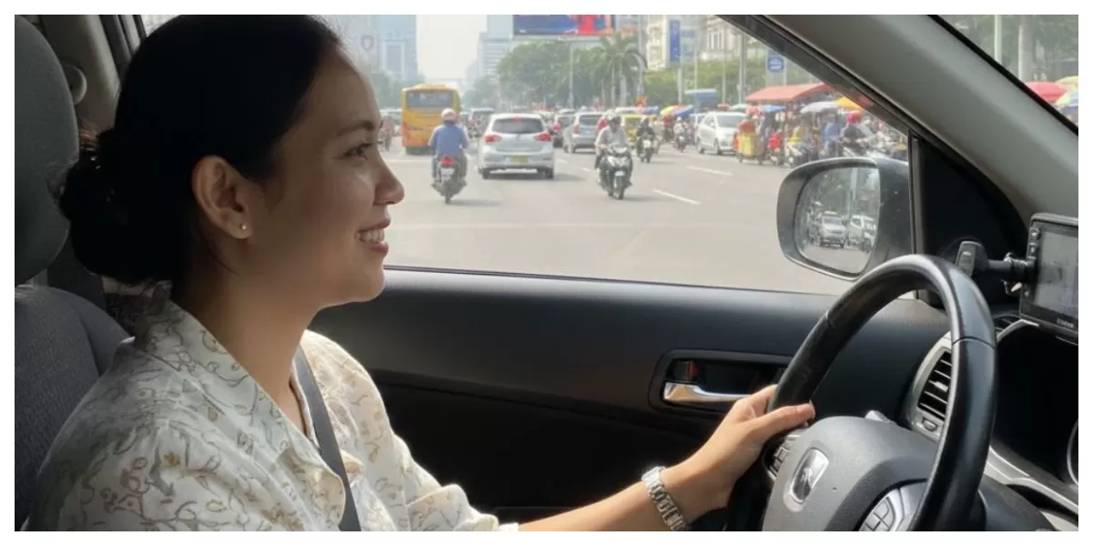 Keterangan foto: Seorang wanita sedang mengemudi (Realitasonline/ Canva)