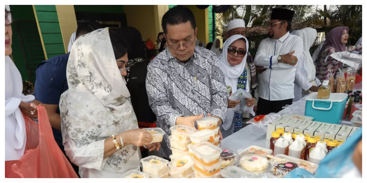 Wali Kota Wesly Silalahi dan Ny mengapresiasi Wardan di depan gedung MUI Siantar  (Realitasonline.id/RH)