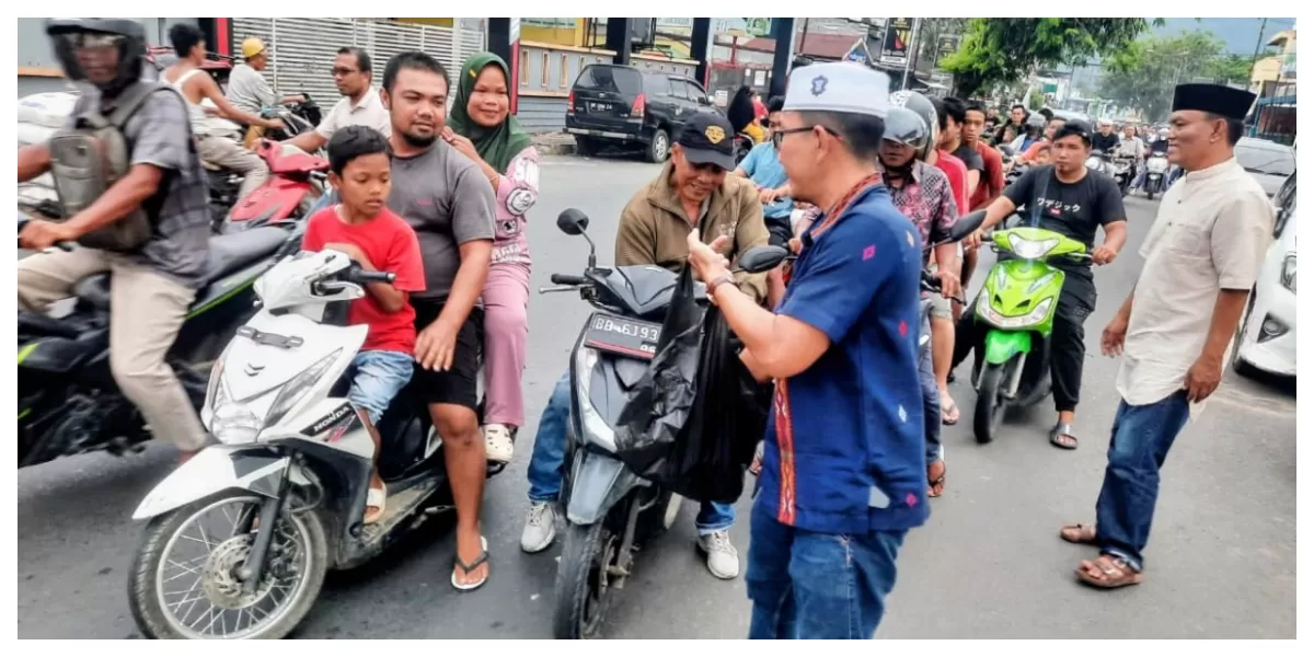 Personel Sat Intelkam Polres Padangsidimpuan melaksanakan kegiatan berbagi takjil kepada masyarakat, berlangsung di depan Mapolres Padangsidimpuan, Jalan SM Raja, Kota Padangsidimpuan, Kamis (19/2/2026). (Realitasonline.id/Riswandy)