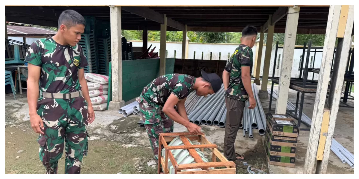 Sejumlah Personil Kodim Bireuen sedang mengangkat barang perlengkapan membangun WC di Gampong Meunasah Blang Kecamatan Jeunieb. Foto: Dokumen Realitasonline.id