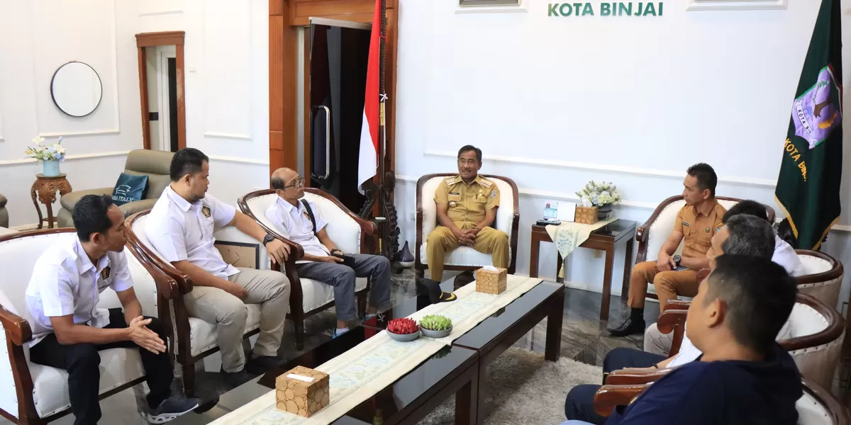  Wali Kota Binjai sewaktu penyerahan Piagam Hari Pers Nasional (HPN) oleh Persatuan Wartawan Indonesia (PWI) Binjai, Senin (23/2) di ruang kerjanya. 