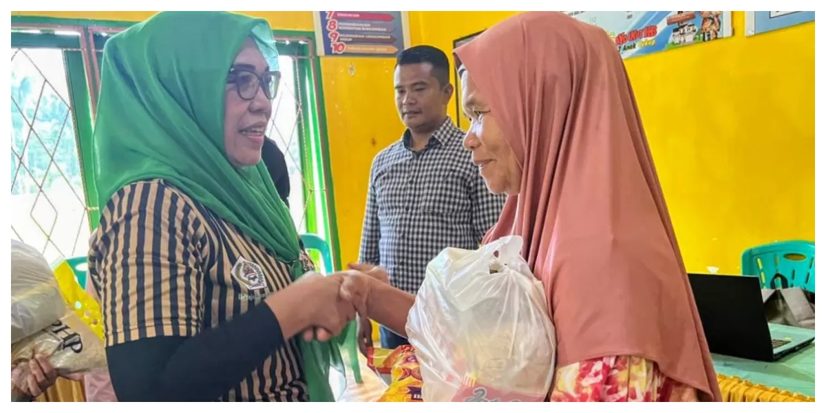  DPD Wanita Pujakesuma Kota Padangsidimpuan berkolaborasi dengan Tim Penggerak PKK kota setempat salurkan bantuan kepada warga terdampak banjir di Desa Goti dan Desa Hutalombang Padangsidimpuan Tenggara Kota Padangsidimpuan, Minggu (22/2/2026). (Realitasonline.id/Riswandy)
