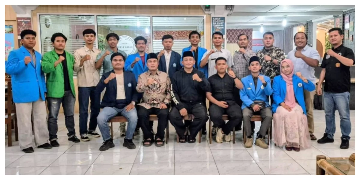 Kapolres Tapsel AKBP Yon Edi Winara gelar silaturahmi dan buka puasa bersama BEM Tapsel Kota Padangsidimpuan di Cafe &amp; Resto Senja Malam.(Realitasonline.id/Riswandy)