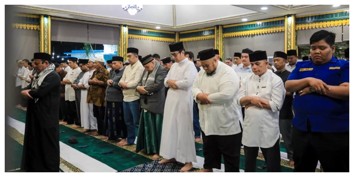  Rico Waas laksanakan salat tarawih bersama warga Kecamatan Medan Selayang, Minggu (22/2/2026) malam. (Realitasonline.id/Dok)