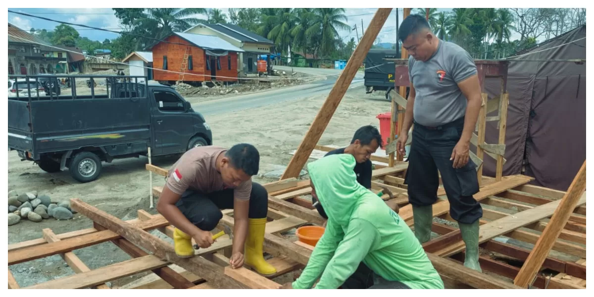 Brimob Polda Suut lakukan pengawasan normalisasi Sungai Garoga dan bantu pembangunan rumah warga. (Realitasonline.id/Humas Poldasu/Ogek Tanjung)