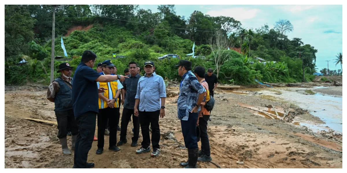 Bobby Nasution tinjau kondisi tanggul rusak akibat banjir di Tukka, Tapanuli Tengah. (Realitasonline.id/Kominfo Sumut/Imam Syahputra)