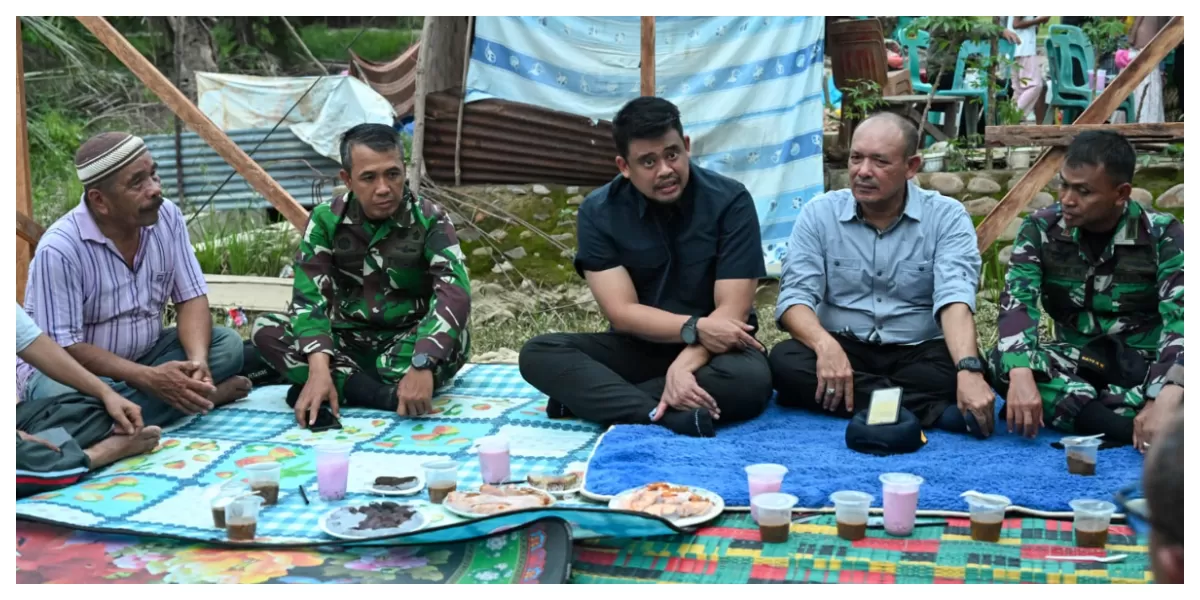Bobby Nasution berdialog sambil berbuka puasa bersama warga terdampak banjir di Kecamatan Sorkam, Kabupaten Tapanuli Tengah. (Realitasonline.id/Kominfo Sumut/ Imam Syahputra)