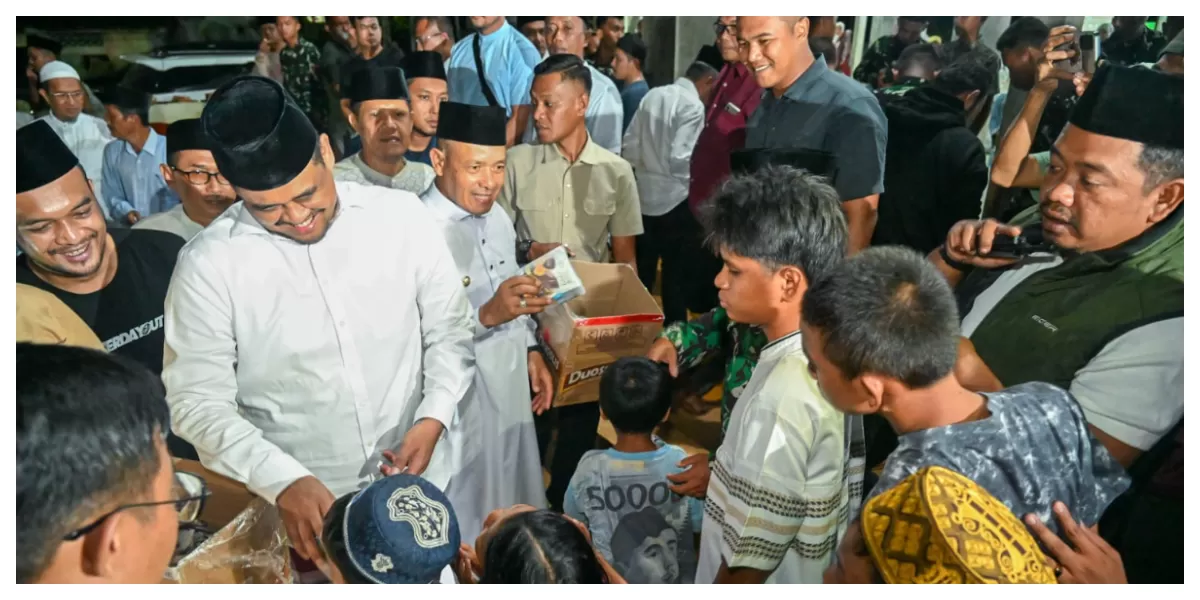 Bobby Nasution melaksanakan Salat Tarawih di Masjid Al Huda, Desa Hutanabolon, Kecamatan Tukka, Kabupaten Tapanuli Tengah. Lokasi ini kembali terdampak banjir akibat hujan deras pada 16 Februari lalu. (Realitasonline.id/Kominfo Sumut/Imam Syahputra)
