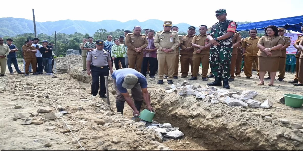 Peletakan batu pertama pembangunan KDMP Desa Ambobi Paranginan, Kecamatan Pakkat oleh Bupati Humbahas Oloan P Nababan.   (Realitasonline.id/Dok)