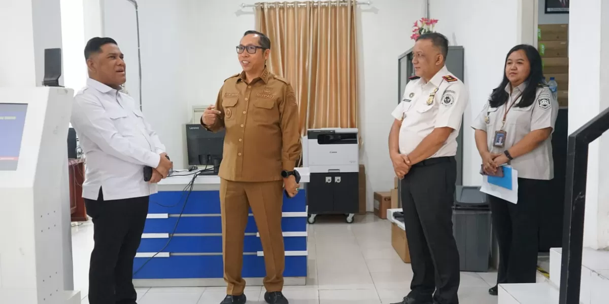 Bupati Taput Taripar Hutabarat saat diterima Kepala Kantor Wilayah Direktorat Jenderal Imigrasi Sumatera Utara, Dr. Parlindungan didampingi Kepala Kantor Imigrasi Kelas III Non TPI Taput Wahyudi. (Realitasonline.id/AS)