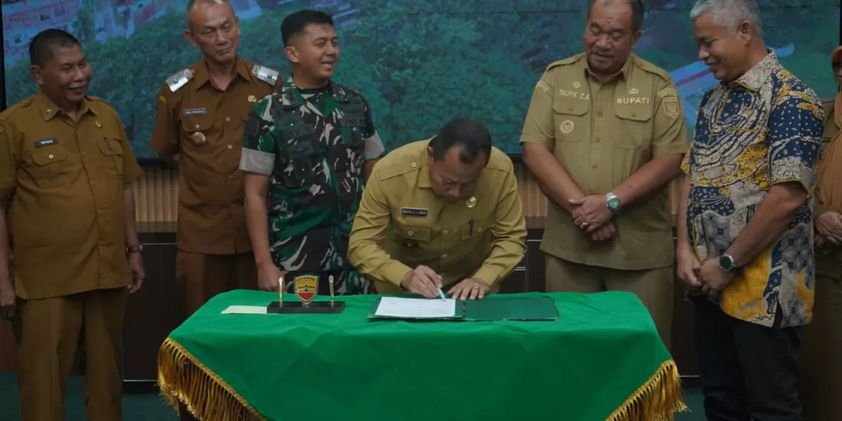 Bupati Asahan Taufik Zainal Abidin Siregar bersama Ketua DPRD Kabupaten Asahan, Dandim 0208/Asahan, jajaran OPD, Camat Bandar Pasir Mandoge, serta unsur Kodim 0208/Asahan saat rapat pembentukan yonif TP 954