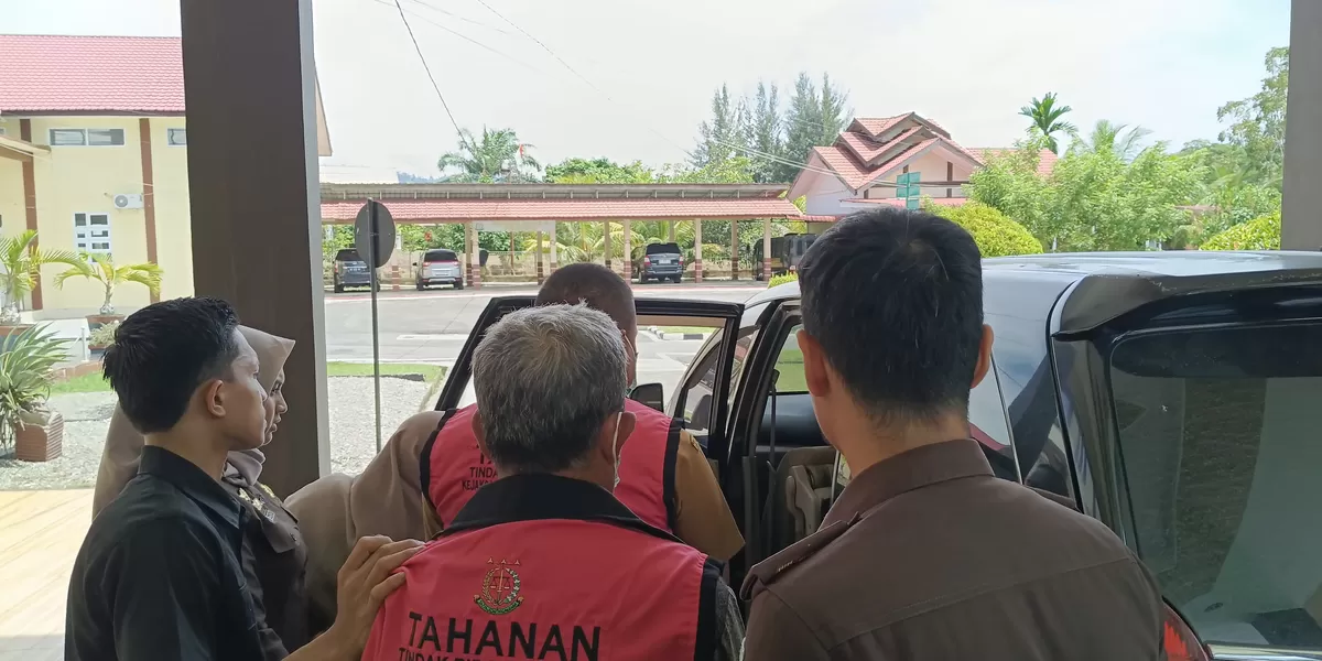 Foto: Penyidik Kejari Abdya menggiring 2 tersangka dalam kasus dugaan korupsi pada kegiatan pengembangan pabrik es DKP Abdya ke  mobil tahanan Kejaksaan, untuk dibawa dan dititip di Lapas Kelas II Blangpidie. Selasa (24/2/2026)