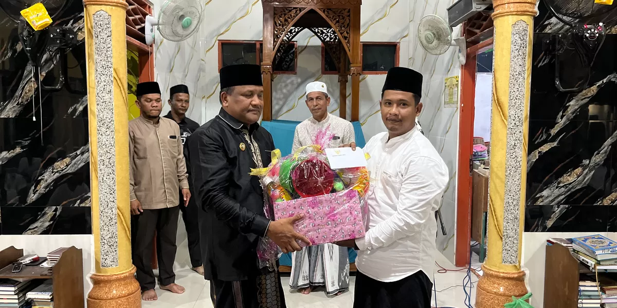 Bupati Bireuen, H Mukhlis (kiri) menyerahkan bantuan untuk pembangunan Masjid  Akiklas. Foto: Dokumen Realitasonline.id