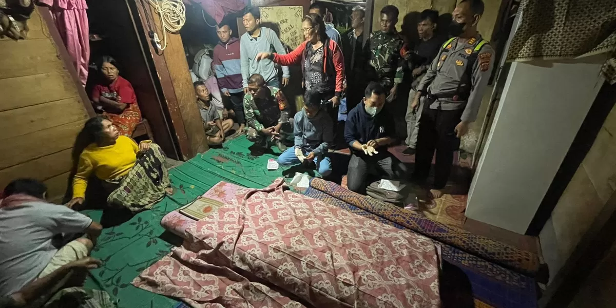 Foto: Kapolsek Kolang, AKP I.E. Simatupang bersama Tim Inafis Polres Tapteng saat berada di rumah duka.