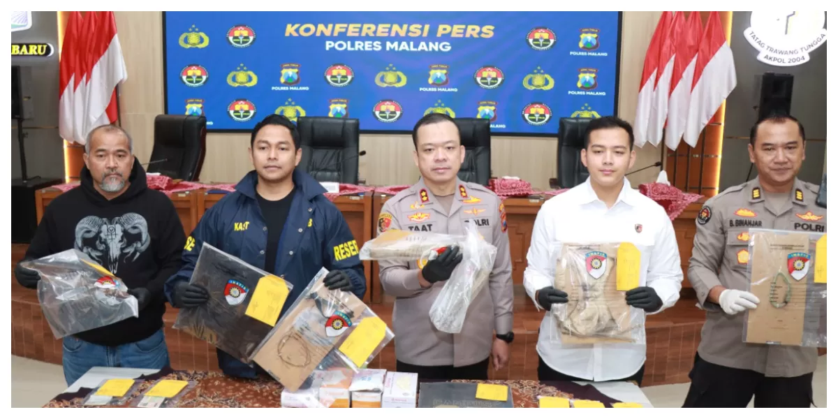 Polres Malang beri keterangan pers dan sejumlah barang bukti. (Realitasonline.id/Dok)