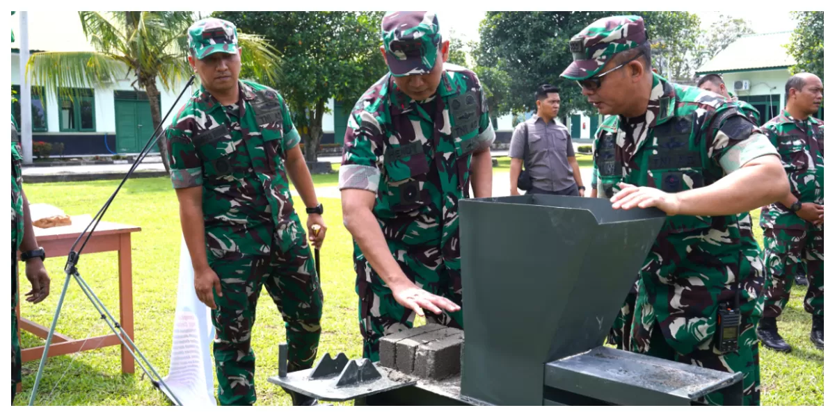 Pangdam I/BB Mayjen TNI Hendy Antariksa melihat langsung pembuatan paving blok dan genteng, hasil produksi dari pembakaran limbah sampah yang menggunakan alat insinerator. (Realitasonline.id/Dok)
