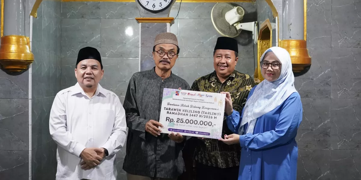 Ketua DPRD Kota Bogor Dr. Adityawarman Adil menyerahkan hibah Rp25 juta saat Tarawih Keliling di Bantarjati, Selasa (24/2/2026). (Realitasonline.id/Dok)