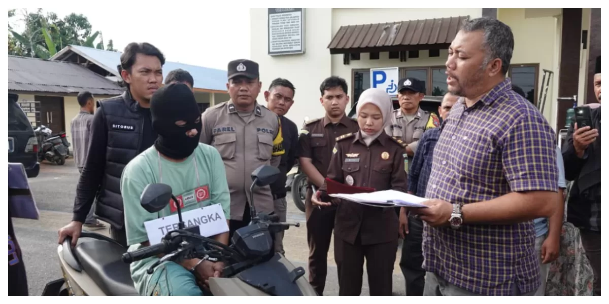 rekonstruksi kasus pembunuhan di desa Janji Manahan GNT, kecamatan Dolok Sigompulon, Kabupaten Paluta digelar di Mapolsek Padang Bolak (Realitasonline.id/ASR)