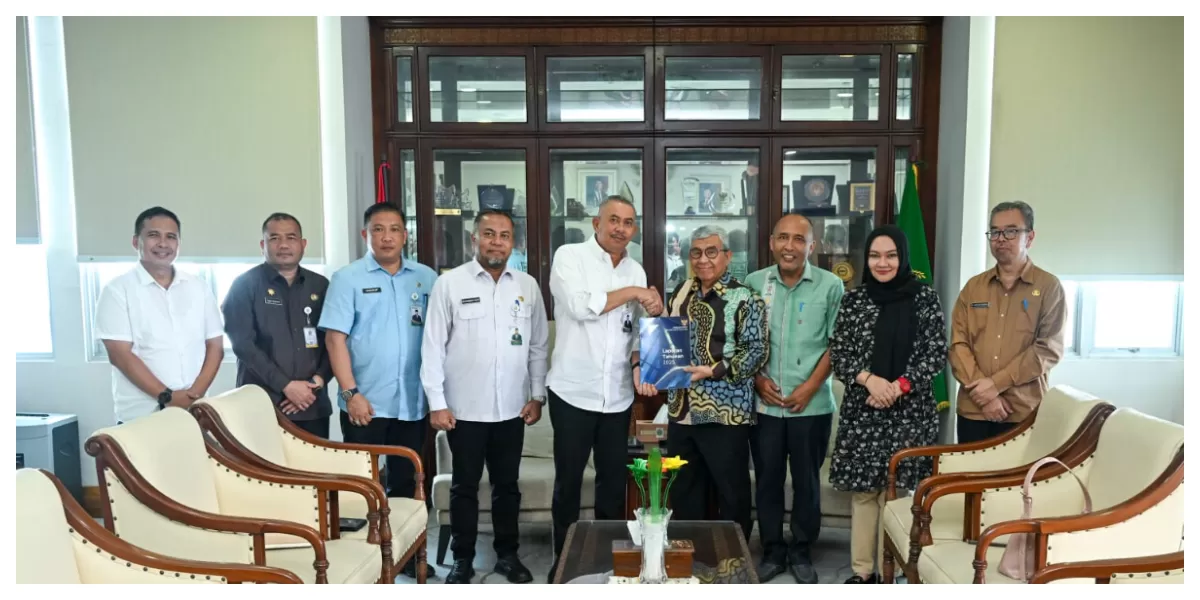 Sekdaprov Sulaiman Harahap menerima audiensi komisioner KI dalam rangka penyerahan Laporan Kinerja Komisi Informasi (KI) Sumut Tahun 2025. (Realitasonline.id/Kominfo Sumut/Imam Syahputra)