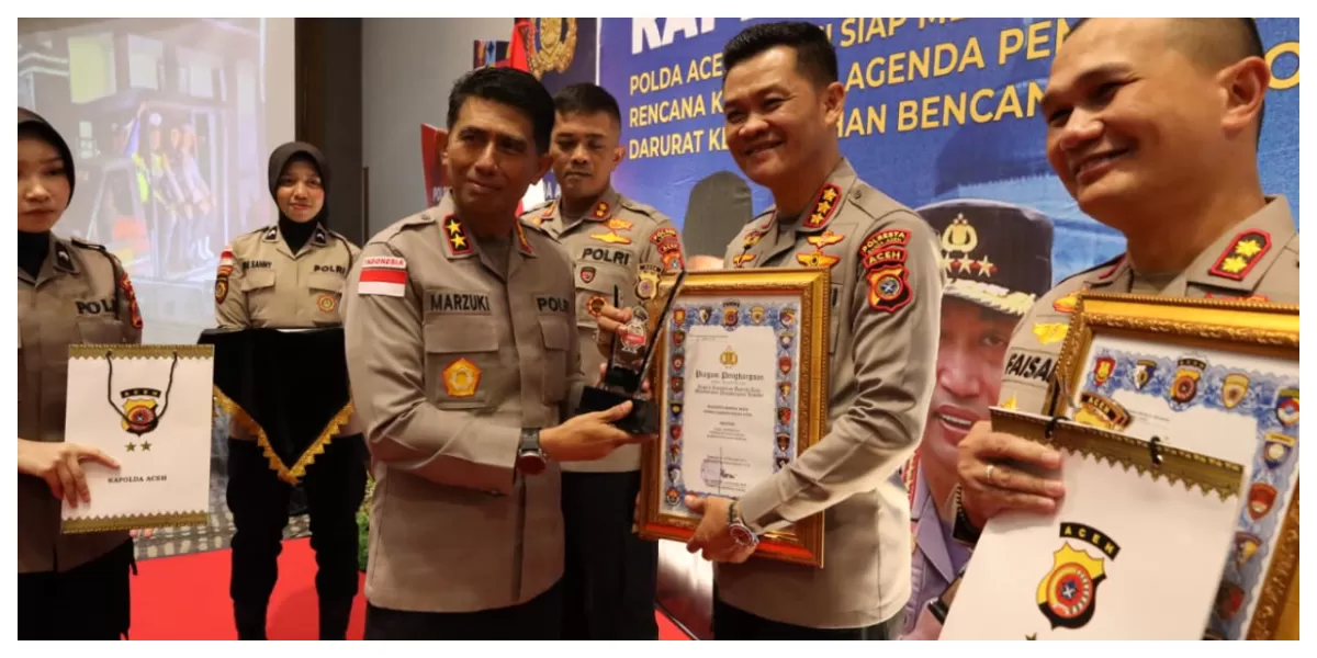 Kapolda Aceh, Irjen Pol Marzuki Ali Basyah (kiri) menyerahkan penghargaan kepada Personil Polda Aceh. (Realitasonline.id/Dok)