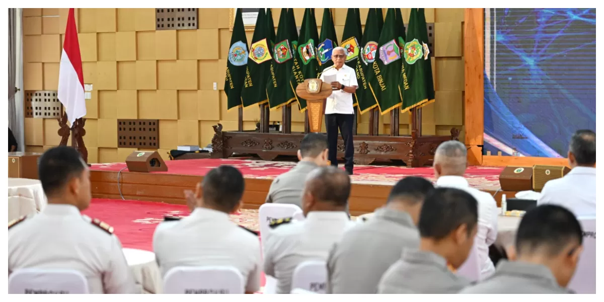 Wagub Surya menerima opini Kualitas Tinggi Tanpa Maladministrasi untuk Pemprov Sumut dalam penilaian penyelenggaraan pelayanan publik tahun 2025 oleh Ombudsman RI di Aula Tengku Rizal Nurdin, Rumah Dinas Gubernur. (Realitasonline.id/Kominfo Sumut/YT Hariono)