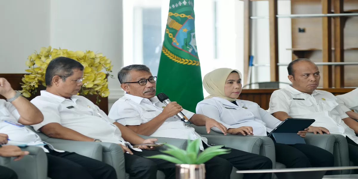 Pemprov Sumut melalui Aspem kesra Setdaprovsu Basarin Yunus Tanjung dan BPBD Provinsi Sumut saat Konferensi Pers terkait Perkembangan Penanganan Bencana Alam di Sumut.  (Realitasonline.id/Dok)