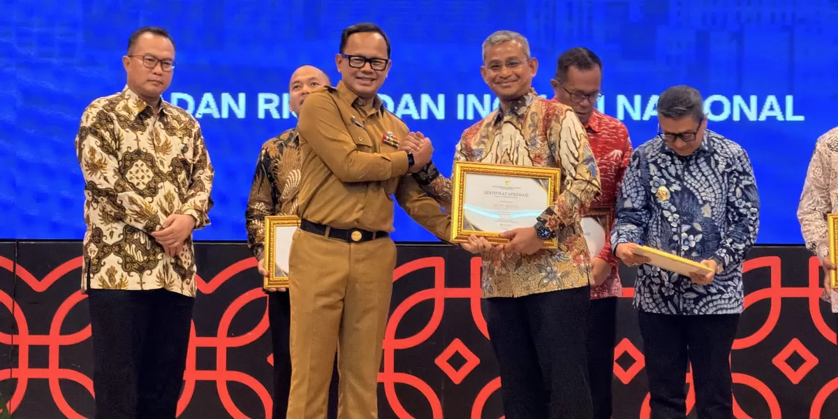 Pemko Medan terima Sertifikat kategori IDSD tahun 2025 yang diterima oleh Sekda Wiriya Al Rahman, Selasa (24/2/2026).