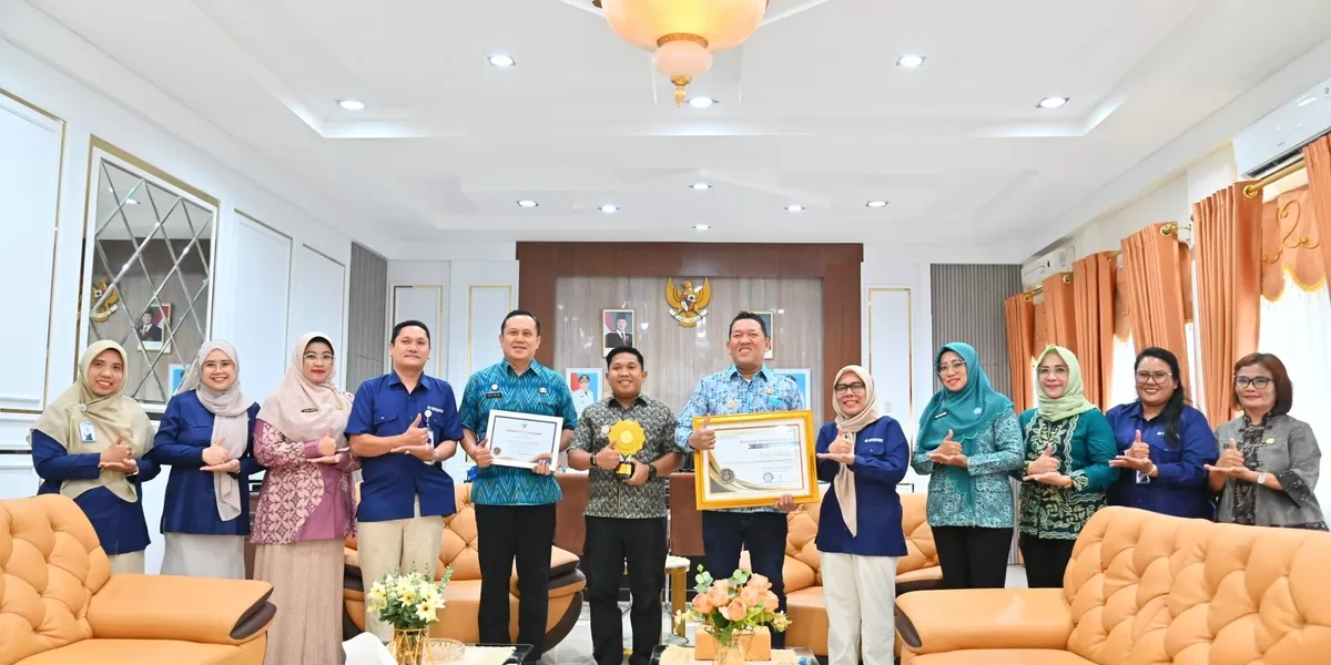 Foto: Wali Kota Sibolga, Akhmad Syukri Nazry Penarik dan Wakil Wali Kota Pantas Maruba Lumbantobing foto bersama Kepala BPJS Kesehatan Kantor Cabang Sibolga dan jajarannya. (Realitasonline.id/Dok)