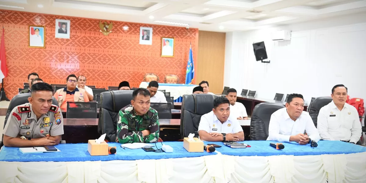 Foto: Wali Kota Sibolga, Syukri Penarik dan jajaran mengikuti Rakor percepatan rehabilitasi dan rekonstruksi Huntap dan Huntara pascabencana di wilayah Sumatera Utara, Aceh, dan Sumatera Barat secara virtual dari Aula Nusantara I, Kantor Wali Kota Sibolga. (Realitasoneline.id/Dok)