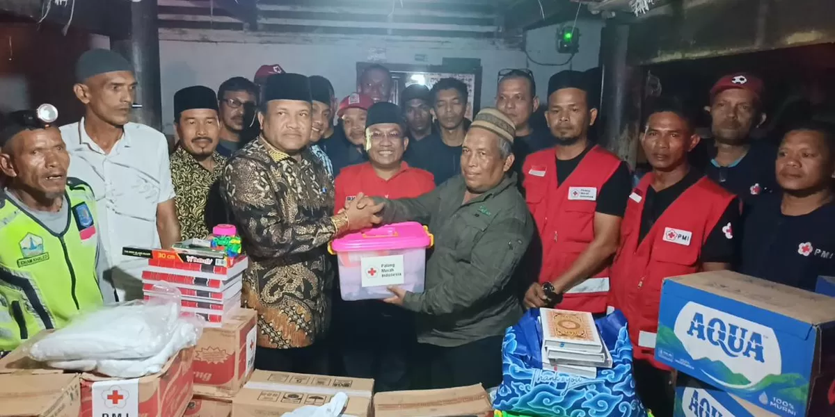 Bupati Bireuen, H. Mukhlis (baju batik peci hitam) didampingi Ketua PMI Bireuen, Edi Saputra menyerahkan bantuan masa panik kepada Zulkifli yang rumahnya terbakar. (Foto: Realitasonline.id -RZ)
