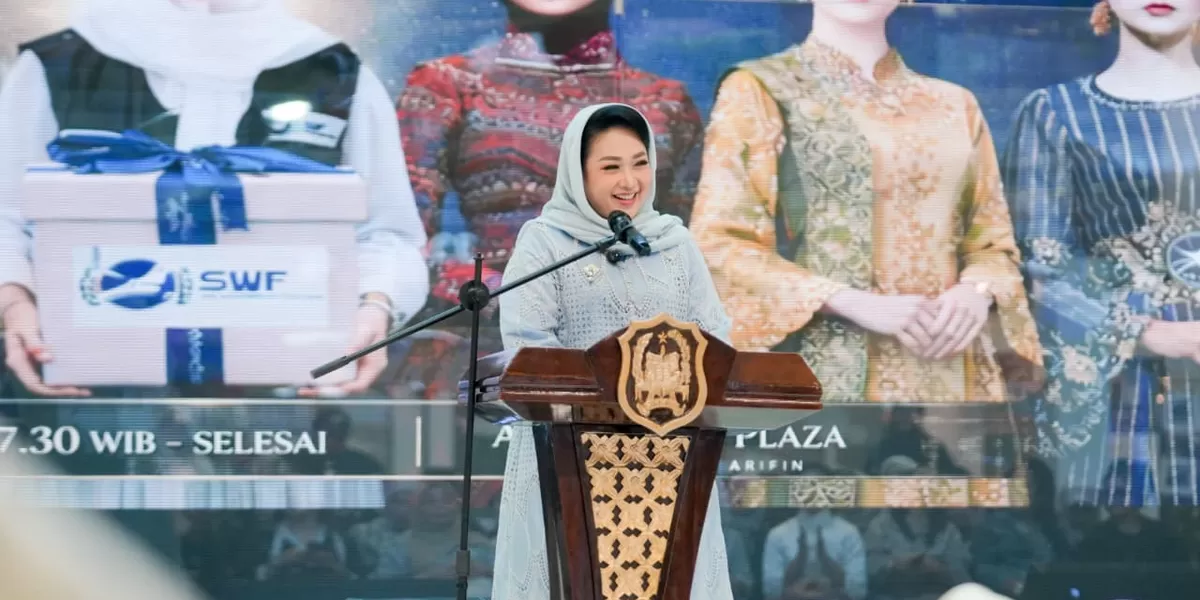 Ketua Dekranasda Kota Medan Airin Rico Waas apresiasi Medan Urban Runway di Atrium Sun Plaza, Selasa (24/2/2026).