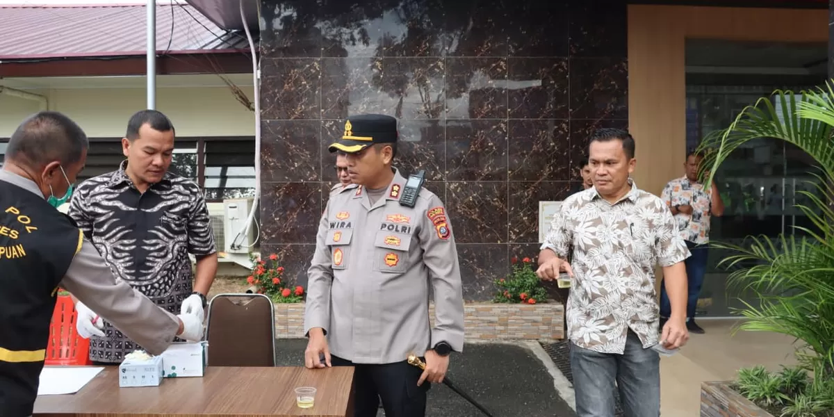 Menindaklanjuti instruksi Kapolri, Jenderal Listyo Sigit Prabowo, Polres Padangsidimpuan lakukan tes urine secara bertahap terhadap personel, berlangsung di lapangan apel Mapolres Padangsidimpuan, Jumat (27/2/2026) pagi. (Foto : Realitasonline/Riswandy)