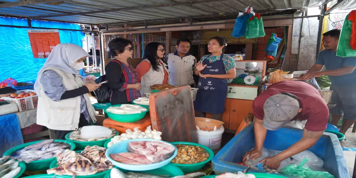  Tim Bappanas dipimpin Dina sitorus Kordinator Kelompok Kerja Substansi Neraca Pangan  mengunjungi pasar tradisional Balige di Kabupaten Toba  (Realitas online.id/MS)
