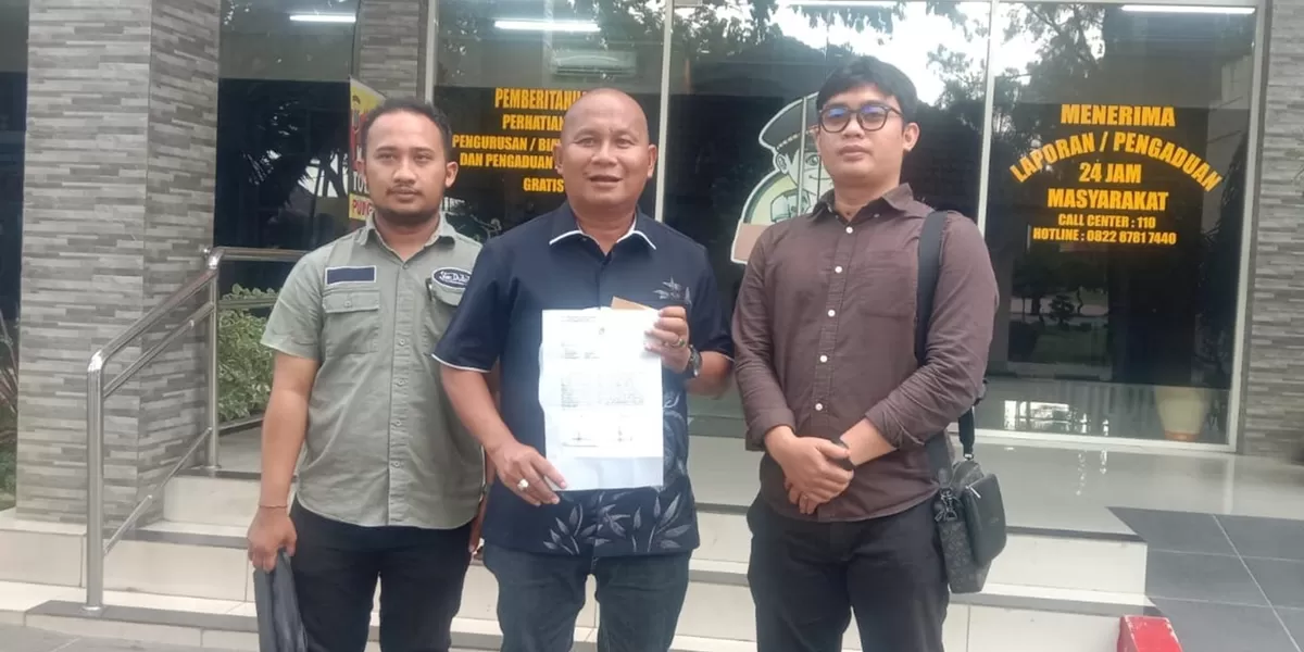 Foto: Anggota DPRD Sumut Rahmansyah Sibarani didampingi Tim Kuasa Hukum memberikan keterangan usai membuat laporan di Polda Sumut. (Realitasonline.id/Dok) 