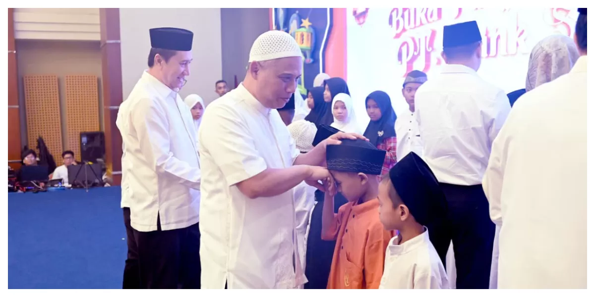 Keterangan Foto : Dirut PT Bank Sumut melakukan buka puasa bersama di aula Bank Sumut (Realitasonline.id / Dok)