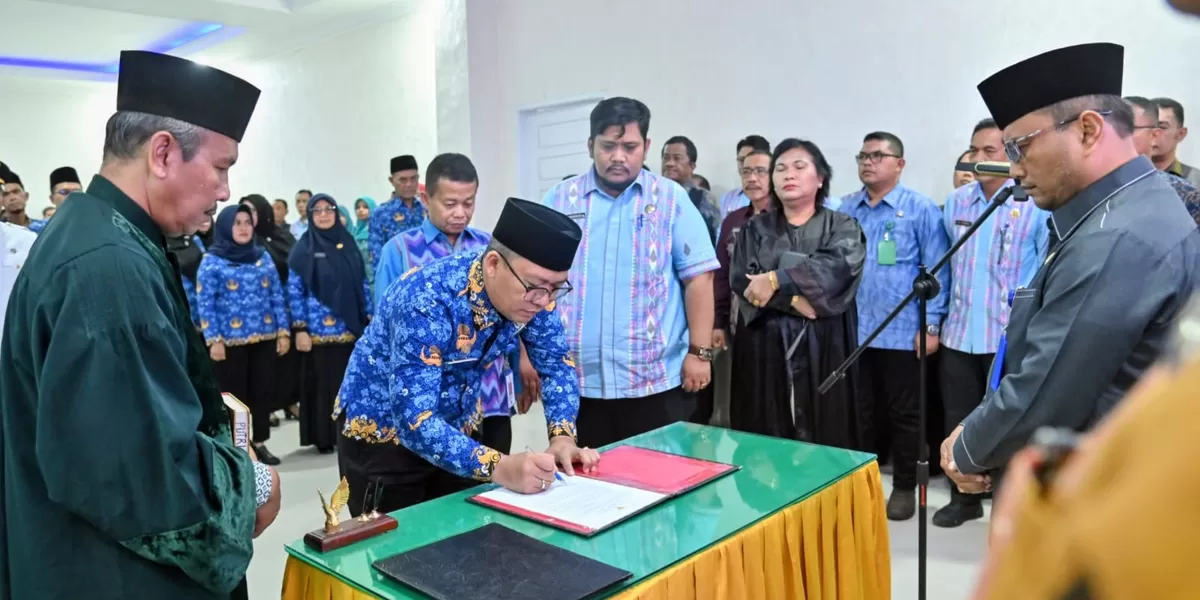 Wali Kota Padangsidimpuan Letnan Dalimunthe melantik Sekda, Camat serta 46 pejabat eselon III dan IV di lingkungan Pemko Padangsidimpuan di aula Kantor Wali Kota Padangsidimpuan, Kamis (26/2/2026). (Foto : Realitasonline/Riswandy)