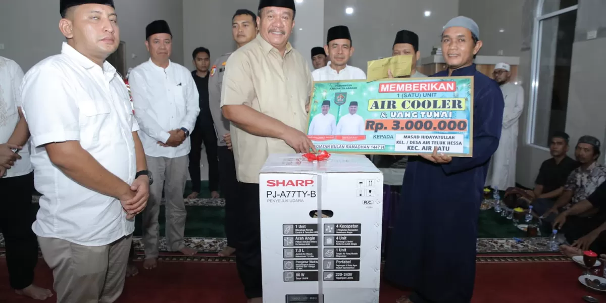 Bupati Asahan Taufik Zainal Abidin Siregar memberikan bantuan kepada mesjid saat melakukan Safari Ramadhan