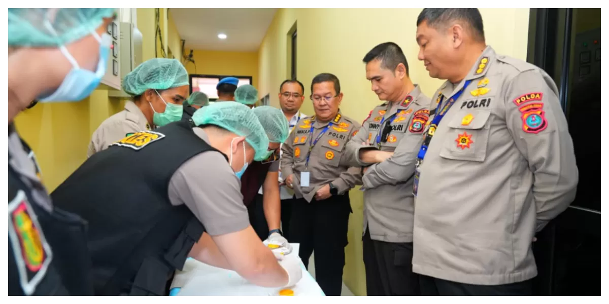 Kabid Humas Polda Sumut Kombes Pol Ferry Walintukan mengikuti tes urine sesuai intruksi Kapolri Dalam Rapim di Mapoldasu Medan. (Realitasonline.id/Humas Polda Sumut/Ogek Tanjung)