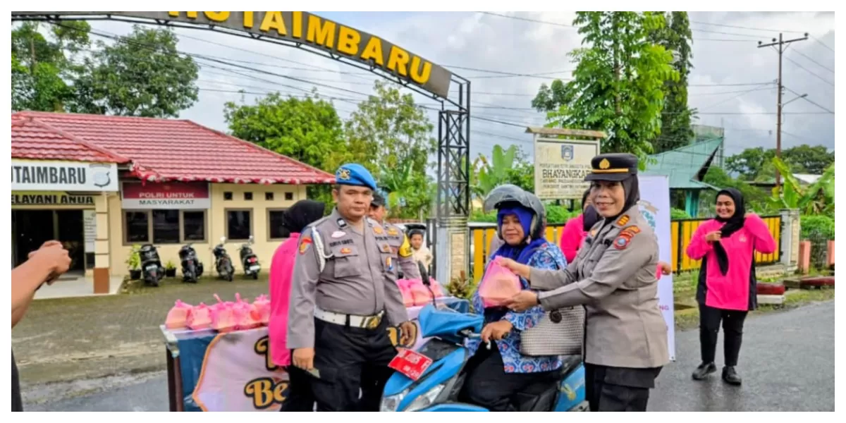  Personil Polsek Hutaimbaru Polres Padangsidimpuan berbagi takjil untuk masyarakat dan pengendara yang melintas di depan Mapolsek Hutaimbaru Kota Padangsidimpuan, Kamis (26/2/2026).  (Realitasonline.id/Riswandy)