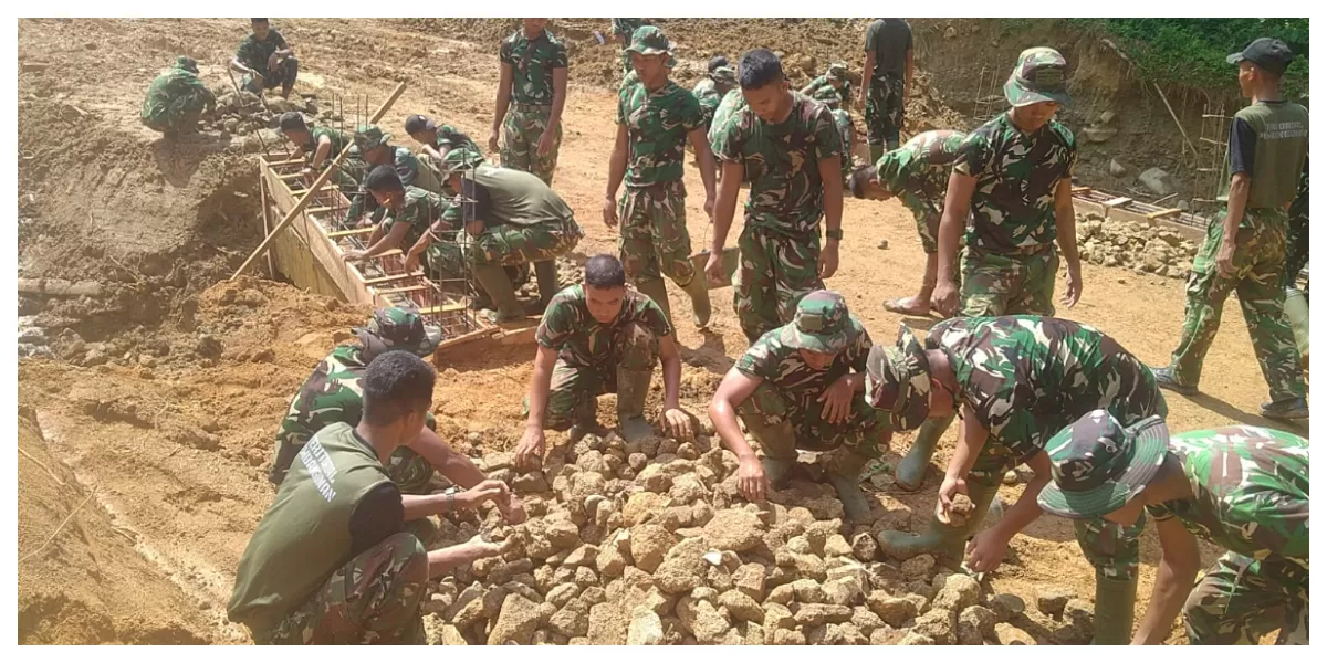 Personil gabungan Gulbencal Kodam I/BB dari Kodim 0211/TT. Zidam I/BB. dan Yon TP 908/GD tuntaskan jembatan beton titik VI di Hutanabolon Tapteng. (Realitasonline.id/Pendam I/BB/Ogek Tanjung)