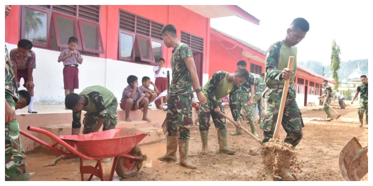 Tim Gulbencal Kodam I/BB bersihkan lokasi SD Negeri di Tukka Tapteng. (Realitasonline.id/Pendam I/BB/Ogek Tanjung)