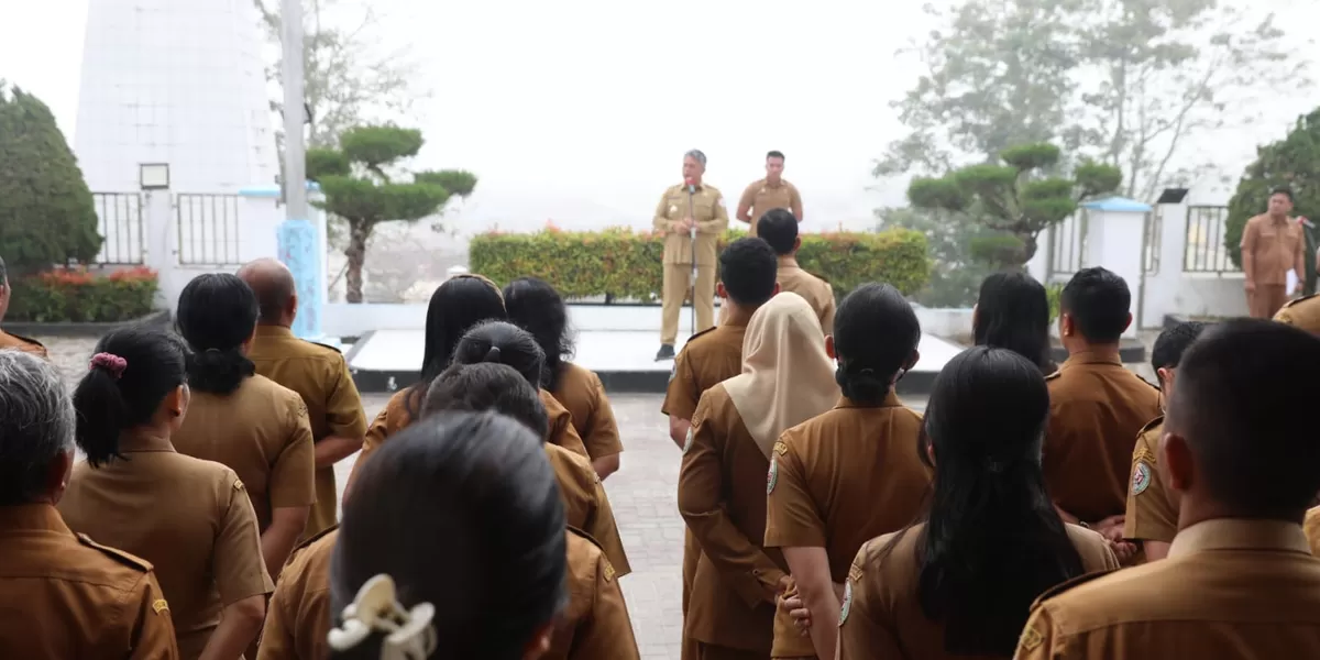 Wabup Taput Deni Lumbantoruan saat memimpin apel gabungan ASN . (Realitasonline.id/AS)