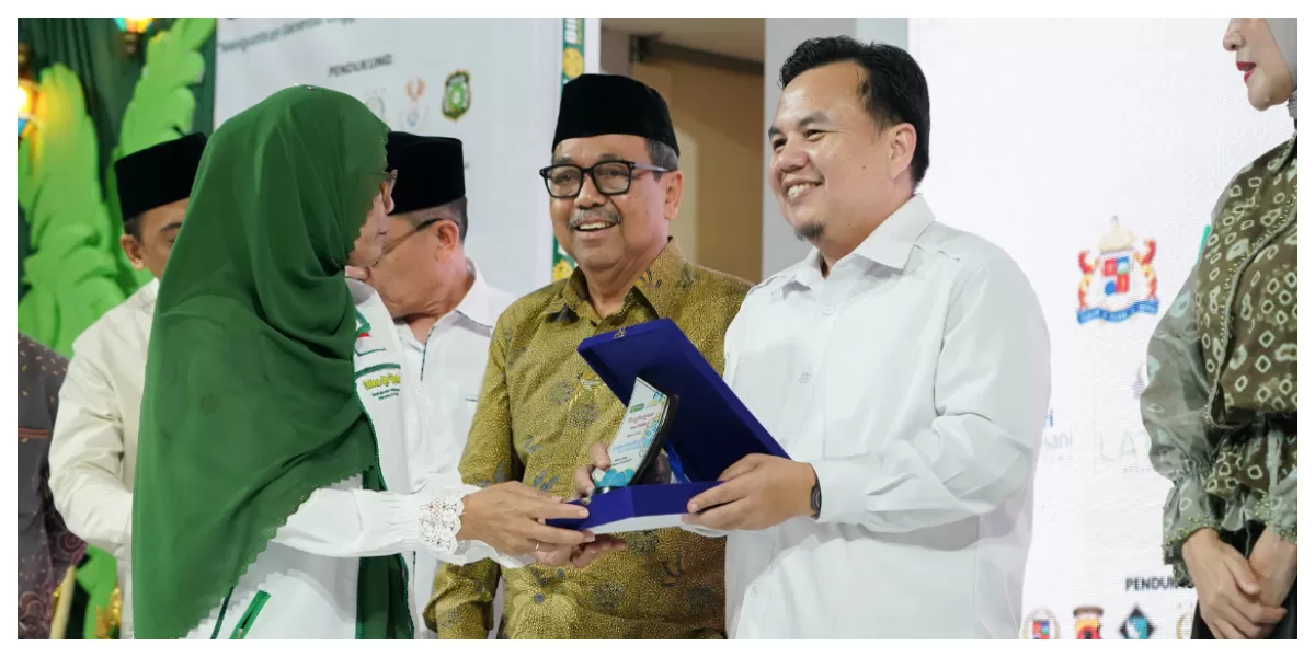 Ketua DPRD Kota Bogor Adityawarman Adil menerima penghargaan Kepemimpinan Publik pada ajang Bogor ICMI Islami Festival 2026 di Botani Square, Bogor, Minggu (1/2/2026). (Realitasonline.id/Dok)