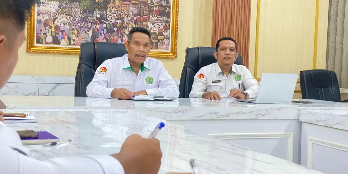 Kabag TU Kanwil Kemenag Sumut Syafrizal Bancin beri pembinaan kepada Tim Humas, Komunikasi Publik, Data dan Informasi (HKPDatin), Senin (2/3/2026).