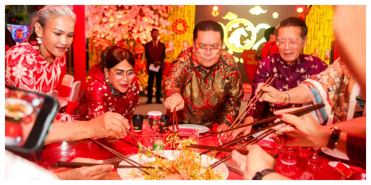 Wali Kota Wesly - Liswati bersama Edwin Bingei menikmati tradisi Yusheng. (Realitasonline.id/Rahayu)