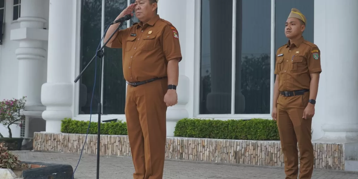  Sekda Asahan Zainal Aripin Sinaga saat pimpin Apel Gabungan Maret di Halaman Kantor Bupati Asahan